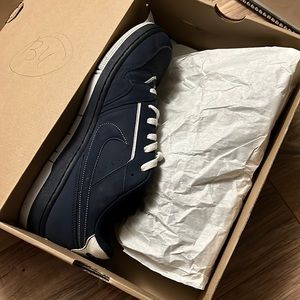 Vintage navy blue and white Nike inspire dual fussion .  Barly ever worn !